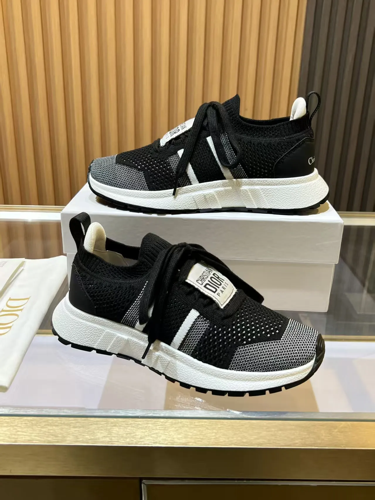 👟👟Ex-factory price 460👟👟 DIOR CHRONO Dior's new high-version, casual, business, all-in-one sports shoes. Simple and super versatile. The upper is equipped with a Logo cloth label. The upper is perfect and luxurious, and can be matched with any spring, summer, autumn and winter clothing. The upper foot is even more comfortable! The original material is disassembled and reproduced perfectly. The fly-woven upper is breathable and comfortable. The original super lightweight TPU absorbent film anti-slip outsole. Unique. Full of details. Fine workmanship. Worth owning. Equipped with original packaging at the counter. 3 colors available SIZE: 35--40 (41 can be customized)